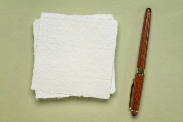 Small Sheet Blank White Khadi Rag Paper Luxury Wooden Pen — Stock Photo, Image