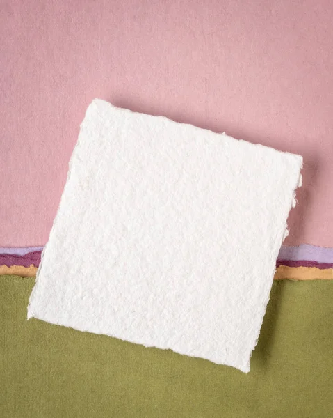 Pequena Folha Papel Khadi Branco Branco Branco Índia Contra Paisagem — Fotografia de Stock