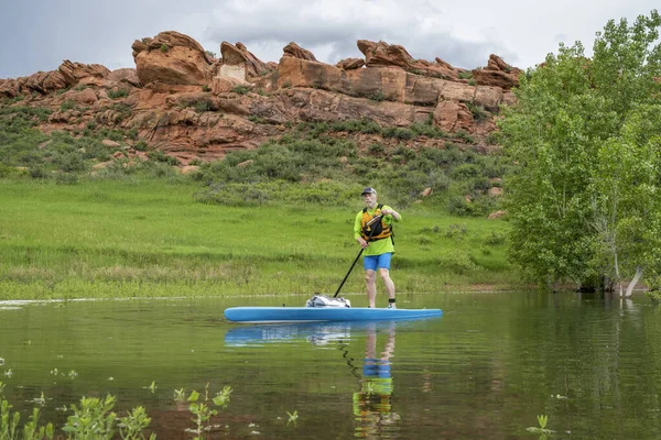 Senior Männlicher Paddler Auf Einem Tourenstand Paddleboard Auf Einem See — Stockfoto