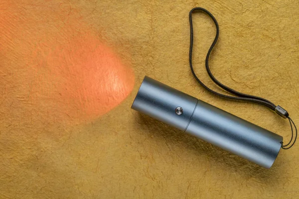 Rot Und Infrarot Lichttherapie Eine Kleine Taschenlampe Zur Lokalen Behandlung — Stockfoto