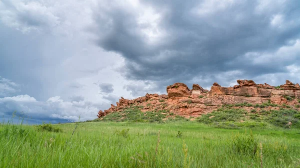 Burzliwe Chmury Nad Piaskowcowym Klifem Zieloną Prerią Podnóża Kolorado Lory — Zdjęcie stockowe