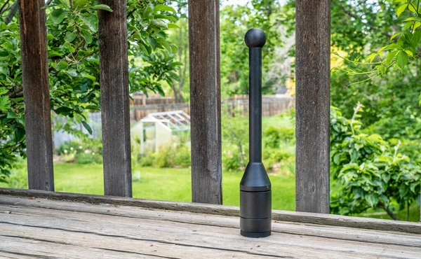 木製の裏庭のデッキにある調節可能な重量鋼クラブ夏の風景 — ストック写真