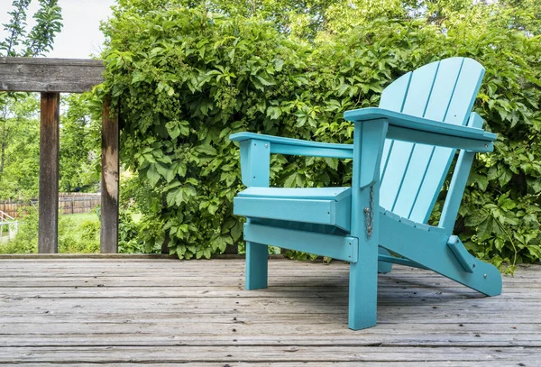 木製の裏庭のデッキで空のAdirondack椅子 緑のつるで夏の風景 — ストック写真