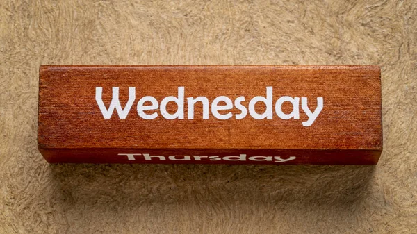Wednesday Thursday Text Wooden Block Handmade Bark Paper Earth Tones — Stock Photo, Image
