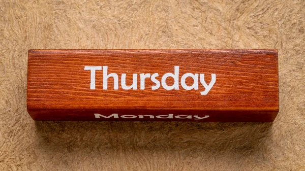 Čtvrtek Pondělí Text Dřevěném Bloku Proti Ručně Vyrobenému Kůrovému Papíru — Stock fotografie