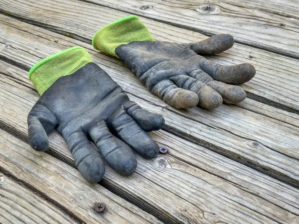木製の素朴なデッキに汚い竹の庭の手袋を使い — ストック写真