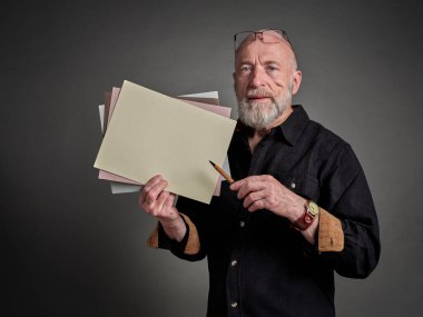 Son sınıf öğrencisi elinde boş bir kağıt ve kalem tutuyor. Sunum konsepti.