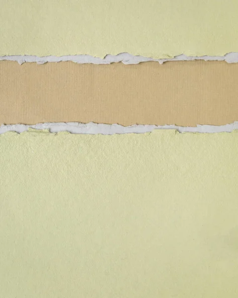 纸摘要 绿色和褐色胶布色调 手工制片纸制 垂直格式 — 图库照片