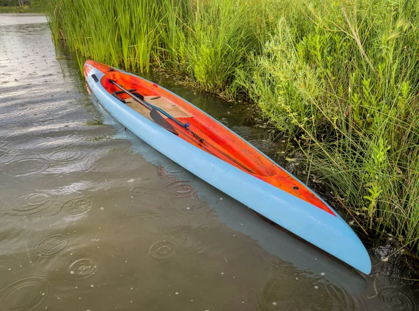 Corridas Longas Estreitas Stand Paddleboard Margem Lago Chuva — Fotografia de Stock