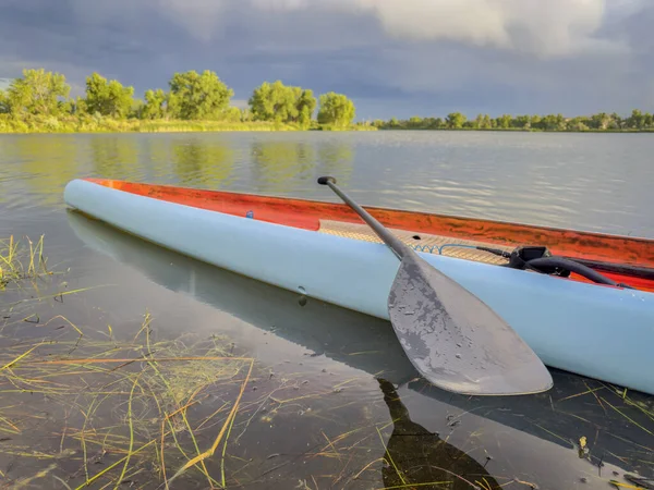 科罗拉多州平静的湖面 赛马场甲板上的碳纤维桨 — 图库照片