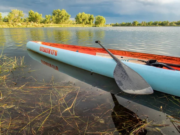美国康涅狄格州柯林斯堡 2023年7月3日 科罗拉多州Mistral平静湖畔17 6英寸的碳纤维桨在赛马场的甲板上 — 图库照片