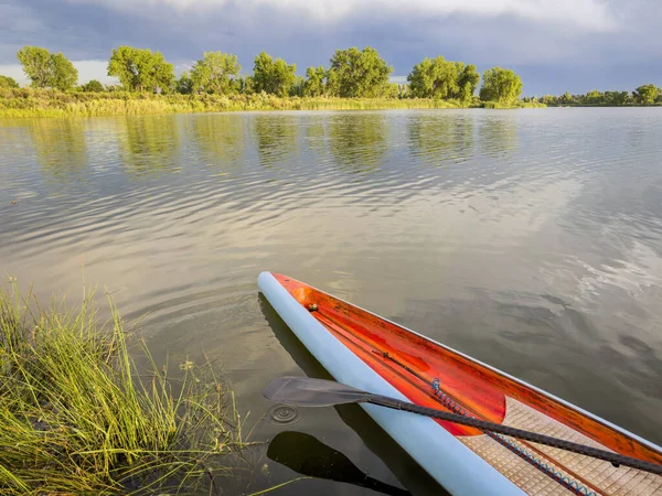 科罗拉多州 赛马场甲板上的碳纤维划桨站起来 湖面平静 乌云密布 — 图库照片