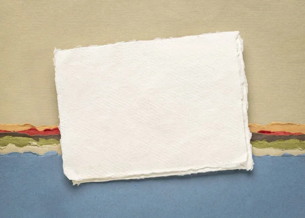 Kleines Blatt Weißes Khadi Papier Aus Indien Gegen Abstrakte Landschaft — Stockfoto