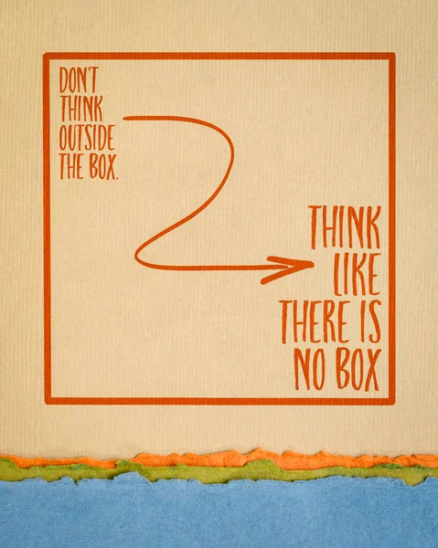 不要在盒子外思考 想想好像没有盒子似的 在艺术纸上手写 思维定式和创造性概念 — 图库照片