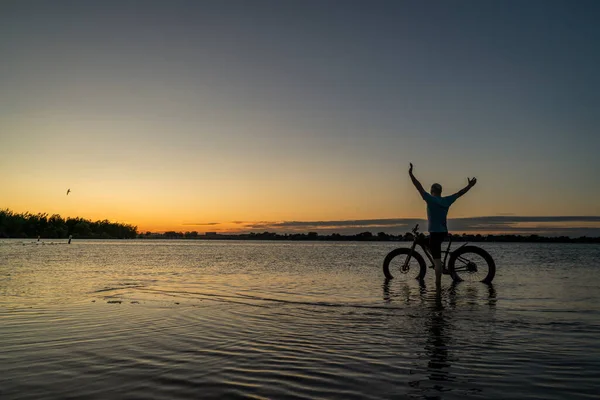 Silhouette Lever Soleil Homme Avec Gros Vélo Montagne Sur Une — Photo