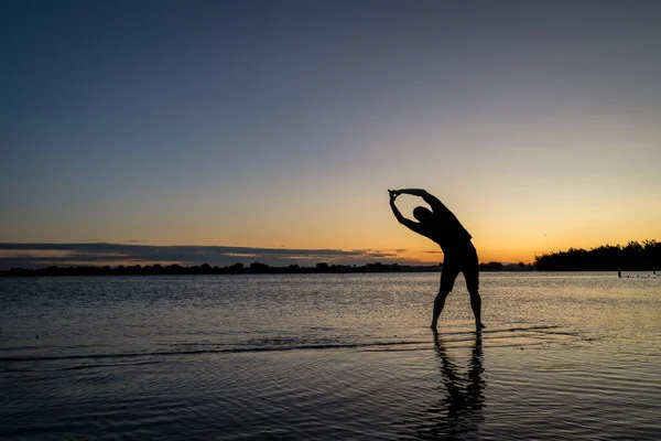 Öva Yoga Palm Pose Sunrise Silhuett Man Sjö Strand Boyd — Stockfoto