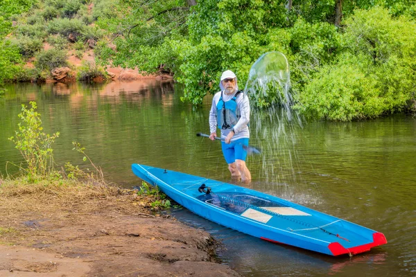 Macho Stand Paddler Está Salpicando Enjuagando Paddleboard Horsetooth Reservoir Cerca —  Fotos de Stock