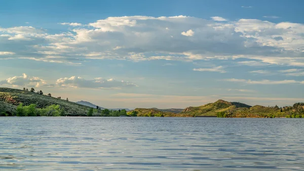 Décor Été Réservoir Horsetooth Dans Colorado Avec Quelques Bateaux Lointains — Photo