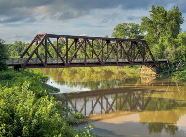 Missouri 'deki Katy Patikası' nda Mokane yakınlarındaki Auxvasse Creek 'te 237 mil bisiklet yolu Missouri eyaletinin çoğu boyunca uzanıyor. Terk edilmiş demiryolundan dönüştürülmüş.