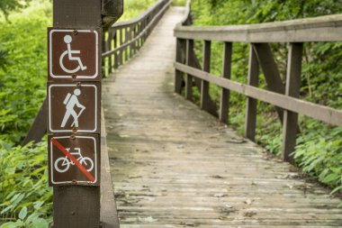 Rocheport, Missouri yakınlarındaki Katy Patikası 'nda (yan doğa patikası) yaya köprüsü