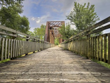 Missouri 'deki Katy Patikası' nda Mokane yakınlarındaki Auxvasse Creek 'te 237 mil bisiklet yolu Missouri eyaletinin çoğu boyunca uzanıyor. Terk edilmiş demiryolundan dönüştürülmüş.