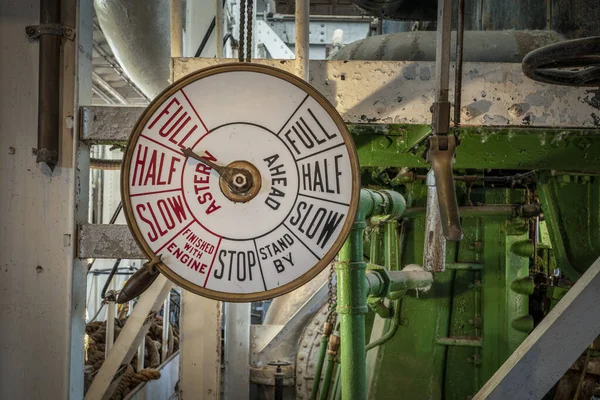 Eski Bir Buharlı Geminin Makine Dairesinde Telgraf Kontrolleri — Stok fotoğraf