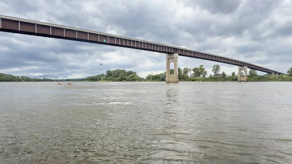 マイアミのミズーリ川を渡る橋に近づく2人のカヤック選手 — ストック写真