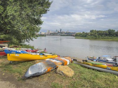 Kansas City, KS - 31 Temmuz 2023 Kaw Point Parkı 'nda kano ve kano, Missouri ve Kansas nehirlerinin birleştiği yer, Kansas City, MO.
