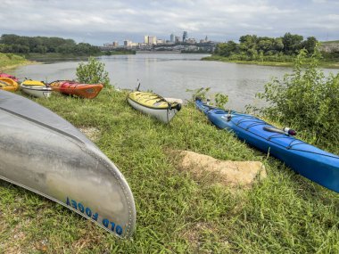 Kansas City, KS - 31 Temmuz 2023 Kaw Point Parkı 'nda kano ve kano, Missouri ve Kansas nehirlerinin birleştiği yer, Kansas City, MO.