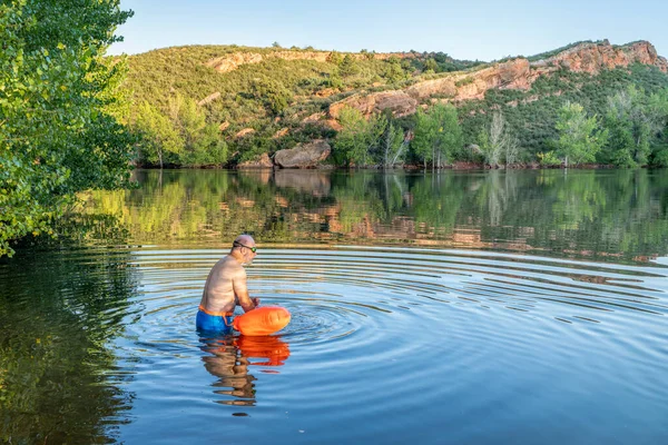 Homem Sênior Está Começando Nadar Águas Abertas Com Uma Bóia — Fotografia de Stock