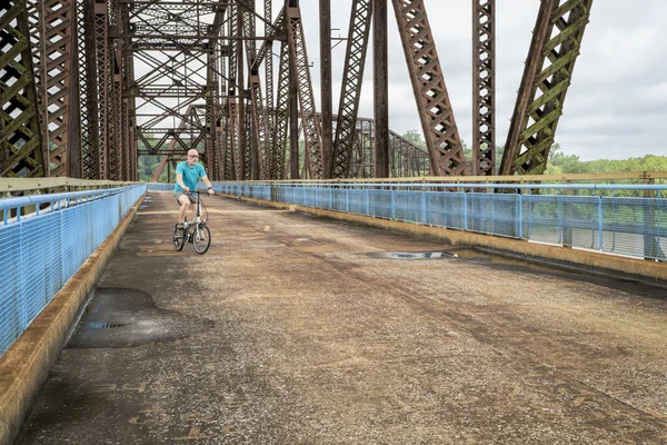 접이식 자전거를 세인트 루이스 미시시피 브리지의 역사적인 체인에 자전거 — 스톡 사진