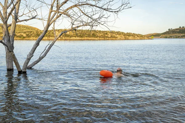 Homem Sênior Está Nadando Com Uma Bóia Natação Lago Montanha — Fotografia de Stock