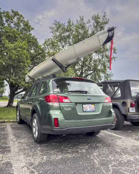 Charles Usa Augustus 2023 Subaru Outback Auto Met Epic Zeekajak — Stockfoto