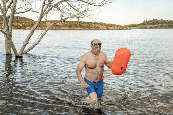 Starszy Wysportowany Otyły Mężczyzna Kończy Pływanie Otwartej Wodzie Boją Pływacką — Zdjęcie stockowe
