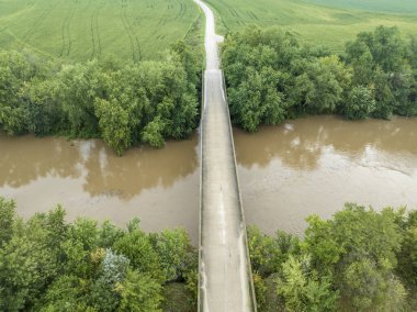 Missouri 'deki Roberts Bluff girişindeki hava manzaralı Lamine Nehri' ni sel bastı.