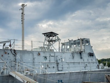 Gasconade, MO, ABD - 4 Ağustos 2023: USS Aries (PHM-5), Missouri ve Gasconade Rivers Confluence 'daki eski bir tersanede kullanılmaz hale getirilen donanma hidrofolyo gemisi..