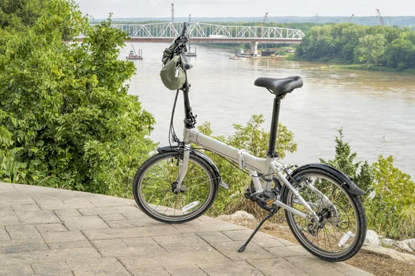 Lätt Hopfällbar Cykel Hög Strand Missouri Floden Ovanför Katy Trail — Stockfoto