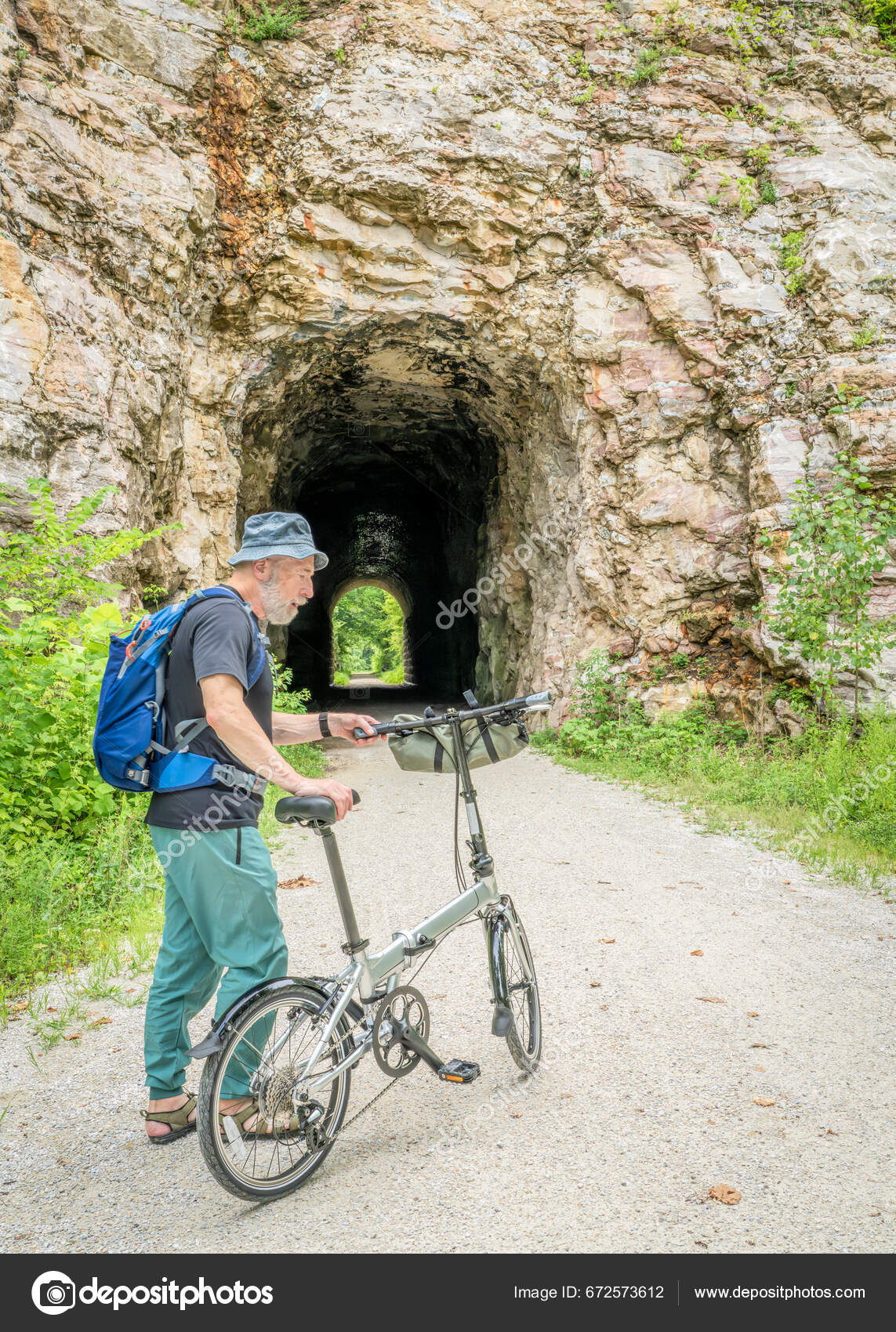 Senior Mand Med Foldecykel Katy Trail Ved Tunnel Nær Rocheport — Stock-foto  © PixelsAway #672573612