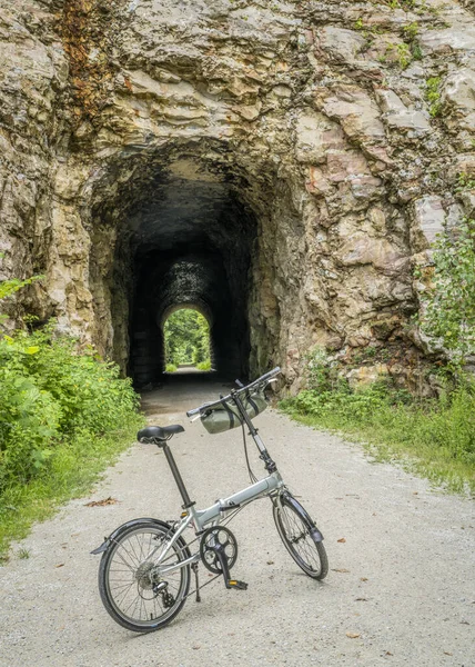 Hopfällbar Cykel Katy Trail Vid Tunnel Nära Rocheport Missouri Sommarlandskap — Stockfoto