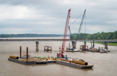 Vinçli mavnalar ve sürüş ekipmanlarıyla birlikte St Louis 'in üzerindeki Kayalar Zinciri' nde Mississippi Nehri üzerinde bir köprü inşaatında.