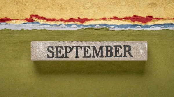 手作りのラグペーパー カレンダーの概念に対するグラウンジの木のブロックの9月のテキスト — ストック写真