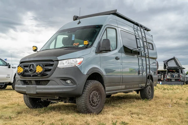 美国科罗拉多州洛夫兰 2023年8月25日 一辆四轮驱动的野营面包车在繁忙的营地 — 图库照片