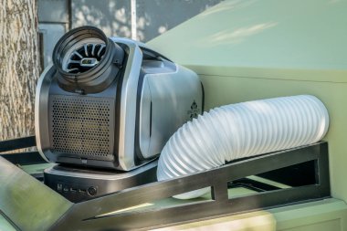 Lothe, CO, ABD - 27 Ağustos 2023: ZERO BREEZE Mark 2 bir karavan kampında ultra-taşınabilir klima.