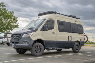 Low, CO, ABD - 25 Ağustos 2023: Karavan karavan karavanı ve arka raflarda bir dağ bisikleti.