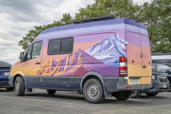 美国科罗拉多州洛夫兰 2023年8月25日 梅赛德斯Sprinter野营车与五彩缤纷的山地主题图形 — 图库照片