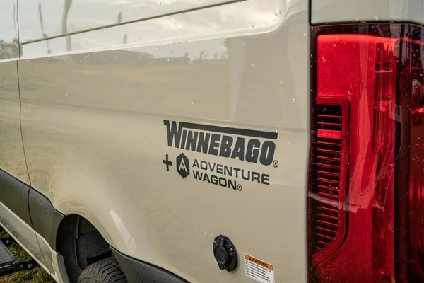 美国科罗拉多州洛夫兰 2023年8月26日 梅塞德斯Sprinter底盘上的Winnebago探险车 模块化和可配置的野营车的细节 — 图库照片