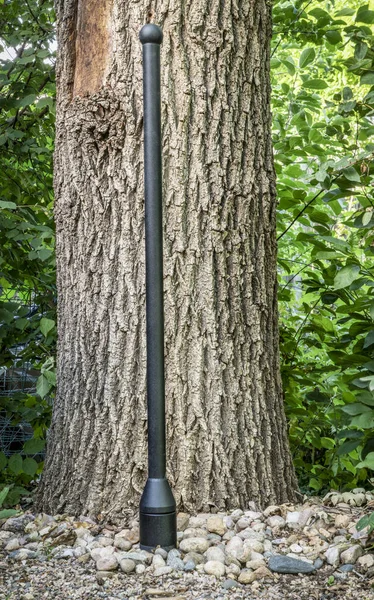 Greutate Reglabilă Din Oțel Mace Într Curte Împotriva Unui Stejar — Fotografie, imagine de stoc