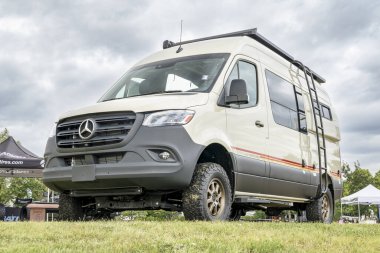 Lothe, CO, ABD - 25 Ağustos 2023: Hikayeci Overland Mode, Mercedes Sprinter şaseli 4x4 karavan yoğun bir kamp alanında.