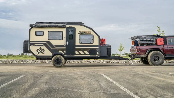 美国科罗拉多州洛夫兰 2023年8月26日 Xplorerv X145 一辆单轴越野车和吉普车在停车场 — 图库照片