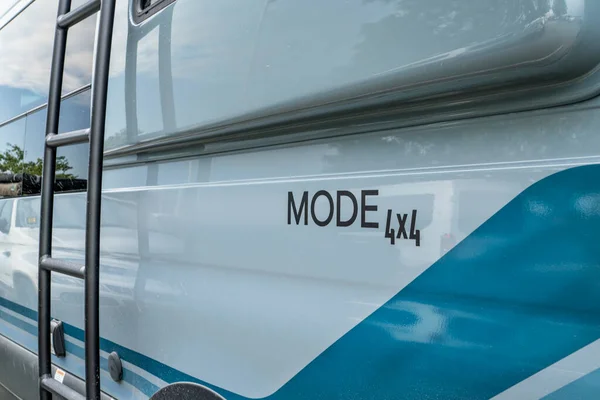 美国科罗拉多州洛夫兰 2023年8月26日 梅赛德斯Sprinter底盘上4X4 Storyteller Overland Mode野营车的详情 — 图库照片